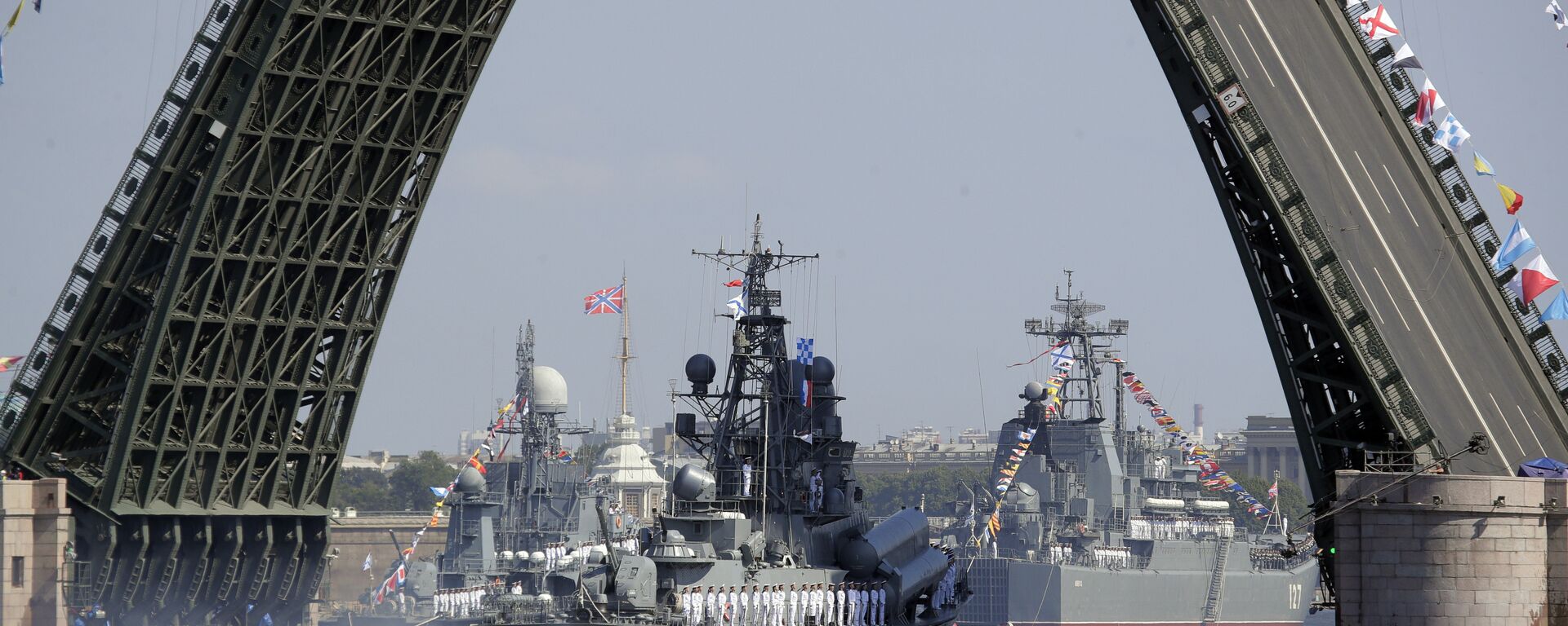Ruski vojni brod plovi rekom Nevom tokom parade za Dan ratne mornarice Rusije u Sankt Peterburgu - Sputnik Srbija, 1920, 06.01.2020