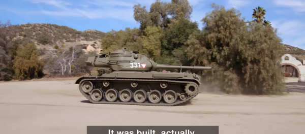 Згазићу све пред собом: Шварценегер прегазио тенк лимузином - Sputnik Србија