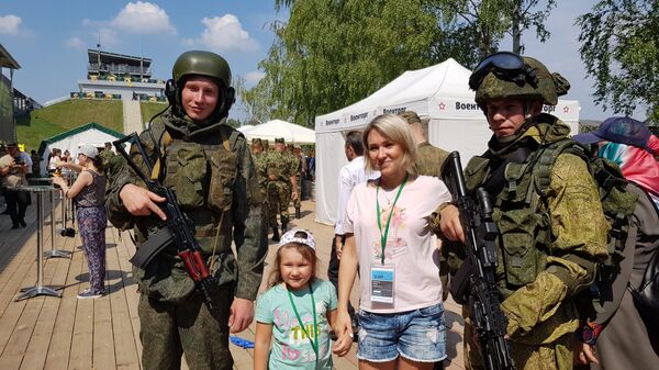 Деца увек воле да се сликају са војницима Деца увек воле да се сликају са војницима - Sputnik Србија