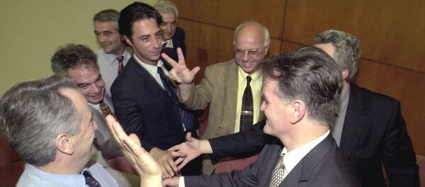 Адвокатски тим Слободана Милошевића снимљен 2001. године Адвокатски тим Слободана Милошевића снимљен 2001. године - Sputnik Србија