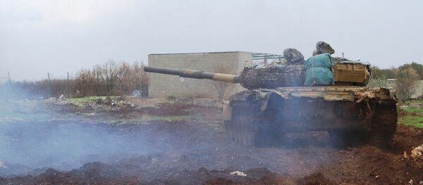 Tenk sirijske vojske ulazi na vatrene položaje u oblasti Šejh Miskin u provinciji Dera - Sputnik Srbija