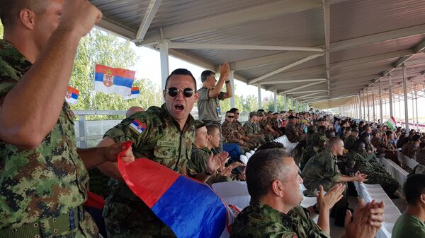 Српски војници бодре своје колеге на „бојишту“ - Sputnik Србија