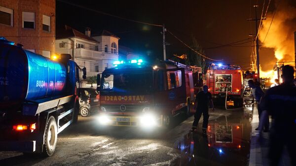 На гашењу пожара ангажовано је 19 возила и 62 ватрогасца - Sputnik Србија
