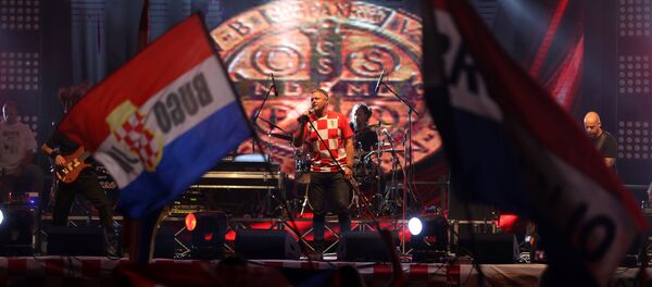 Марко Перковић Томпсон пева у Ливну на дочеку хрватског селектора Златка Далића. Марко Перковић Томпсон пева у Ливну на дочеку хрватског селектора Златка Далића. - Sputnik Србија