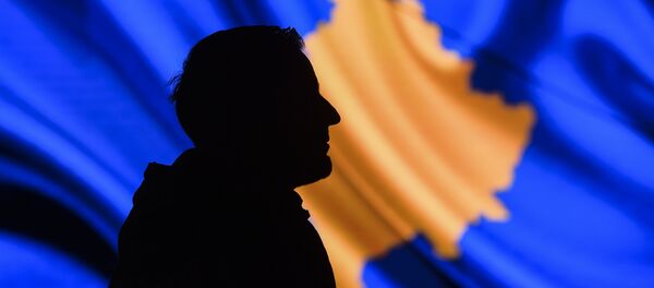 Silueta čoveka pored zastave tzv. Kosova Silueta čoveka pored zastave tzv. Kosova - Sputnik Srbija