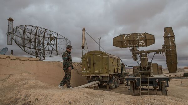 Припадник сиријске војске контролише радар у војној бази у провинцији Хомс - Sputnik Србија