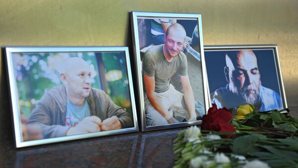 Cveće pored fotografija novinara ubijenih u Centralnoafričkoj Republici: Orhana Džemala, Kirila Radčenka i Aleksandra Rastorgujeva ispred Doma novinara u Moskvi - Sputnik Srbija
