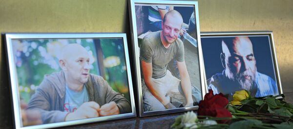 Cveće pored fotografija novinara ubijenih u Centralnoafričkoj Republici: Orhana Džemala, Kirila Radčenka i Aleksandra Rastorgujeva ispred Doma novinara u Moskvi Cveće pored fotografija novinara ubijenih u Centralnoafričkoj Republici: Orhana Džemala, Kirila Radčenka i Aleksandra Rastorgujeva ispred Doma novinara u Moskvi - Sputnik Srbija