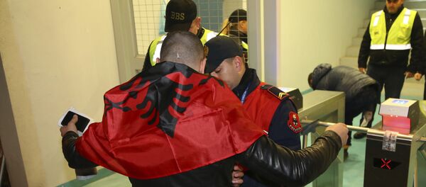 Albanac sa albanskom zastavom na granici - arhivska fotografija Albanac sa albanskom zastavom na granici - arhivska fotografija - Sputnik Srbija