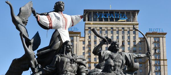 Споменик оснивачима Кијева - браћи Кију, Шчеку, Хориву и њиховој сестри Либеди на Тргу независности у Кијеву - Sputnik Србија