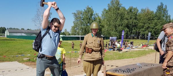 У Парку забаве  они снажнији могу сами да искују кованице са војно-патриотском тематиком. - Sputnik Србија