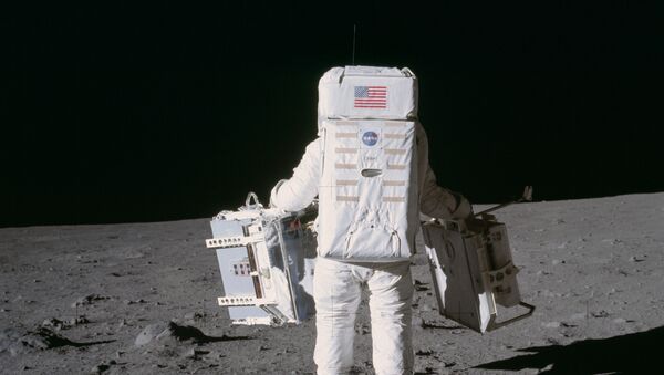 Астронаут Баз Олдрин шета по површини Месеца током мисије Аполо 11 - Sputnik Србија