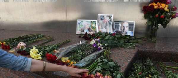 Cveće ispred fotografija novinara poginulih u Centralnoafričkoj Republici, Aleksandra Rastorgujeva, Kirila Radčenka i Orhana Džemala Cveće ispred fotografija novinara poginulih u Centralnoafričkoj Republici, Aleksandra Rastorgujeva, Kirila Radčenka i Orhana Džemala - Sputnik Srbija