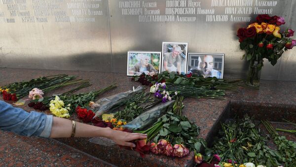 Cveće ispred fotografija novinara poginulih u Centralnoafričkoj Republici, Aleksandra Rastorgujeva, Kirila Radčenka i Orhana Džemala - Sputnik Srbija
