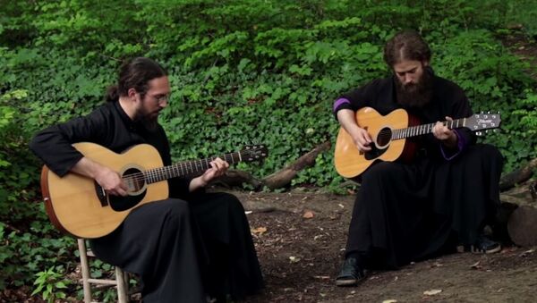 Monasi manastira Tuman sviraju pesmu Ajron Mejdena - Sputnik Srbija
