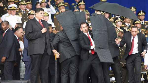 Obezbeđenje predsednika Venecuela Nikolasa Madura štiti predsednika nakon napada drona sa eksplozivom u Karakasu - Sputnik Srbija