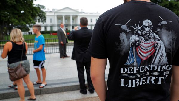 Човек са мајицом Одбранимо нашу слободу испред Беле куће у Вашингтону - Sputnik Србија