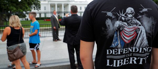 Човек са мајицом Одбранимо нашу слободу испред Беле куће у Вашингтону Човек са мајицом Одбранимо нашу слободу испред Беле куће у Вашингтону - Sputnik Србија