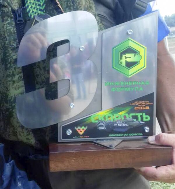 Награда за треће место у рукама српског војника Награда за треће место у рукама српског војника - Sputnik Србија