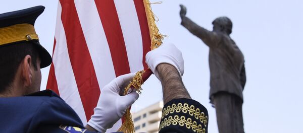 Vojnik tzv. Kosova podiže zastavu SAD pored spomenika Bilu Klintonu u Prištini Vojnik tzv. Kosova podiže zastavu SAD pored spomenika Bilu Klintonu u Prištini - Sputnik Srbija