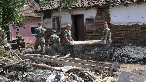 Pripadnici VS u mestu Žagubica pomažu u otkalanjanju štete posle poplava koje su zadesile zaječarki okrug - Sputnik Srbija