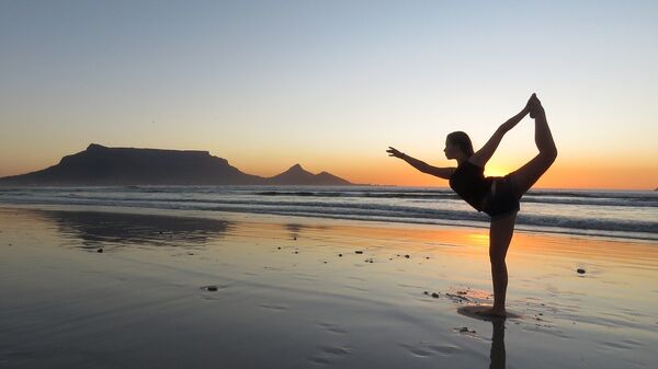 Девојка вежба јогу на плажи - Sputnik Србија
