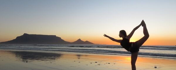 Девојка вежба јогу на плажи Девојка вежба јогу на плажи - Sputnik Србија