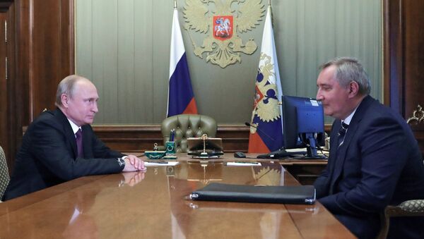 Predsednik Rusije Vladimir Putin na sastanku s direktorom Roskosmosa Dmitrijem Rogozinom - Sputnik Srbija