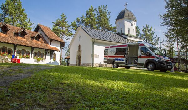 Возило „Мобилне клинике“ у порти Цркве рођења Пресвете Богородице у селу Прилипцу. Возило „Мобилне клинике“ у порти Цркве рођења Пресвете Богородице у селу Прилипцу. - Sputnik Србија