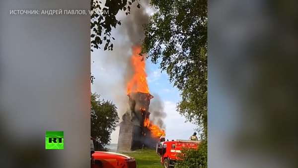 Ватра прогутала јединствену дрвену цркву у Русији (видео) - Sputnik Србија