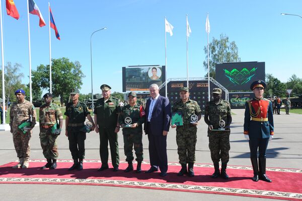 Srpski nišandžija Bogoljub Arsov i drugi dobitnici priznanja koje dodeljuje rusko Ministarstvo odbrane Srpski nišandžija Bogoljub Arsov i drugi dobitnici priznanja koje dodeljuje rusko Ministarstvo odbrane - Sputnik Srbija