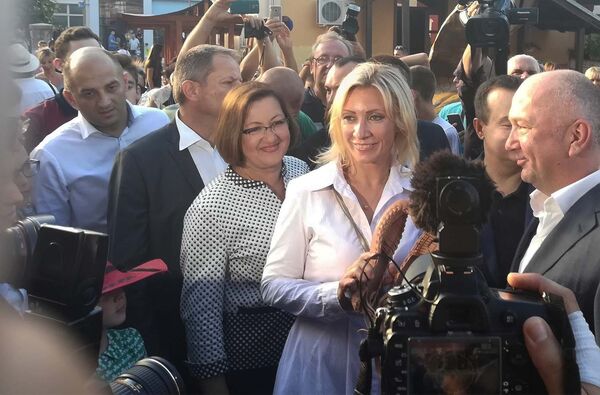 Srdačan doček Marije Zaharove u Guči Srdačan doček Marije Zaharove u Guči - Sputnik Srbija