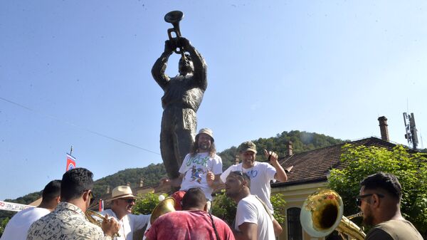 Споменик трубачу у центру Гуче - Sputnik Србија