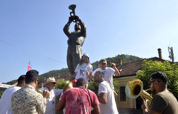 Preti li žarište na Tvrđavi: Sve više zaraženih, a Egzit nudi popuste za karte Preti li žarište na Tvrđavi: Sve više zaraženih, a Egzit nudi popuste za karte - Sputnik Srbija