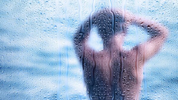 Muškarac koji se tušira - Sputnik Srbija