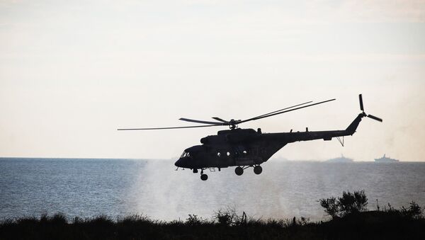 Helikopter Mi-8 iznad Kaspijskoj jezera - Sputnik Srbija