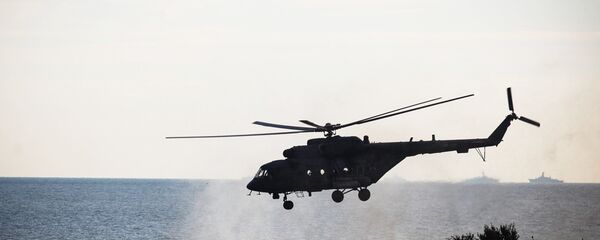 Хеликоптер Ми-8 изнад Каспијској језера Хеликоптер Ми-8 изнад Каспијској језера - Sputnik Србија