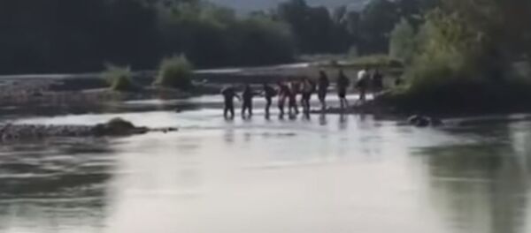 Migranti prelaze Drinu Migranti prelaze Drinu - Sputnik Srbija