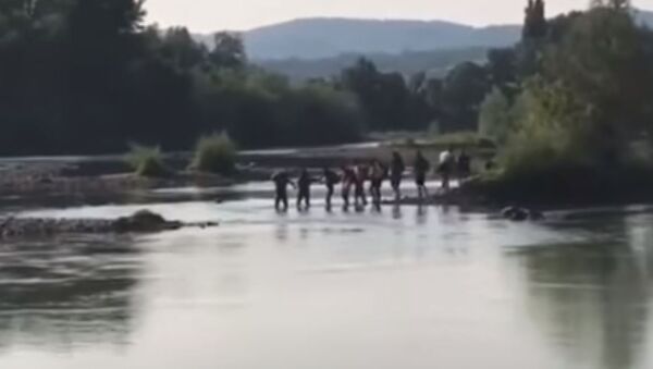 Migranti prelaze Drinu - Sputnik Srbija