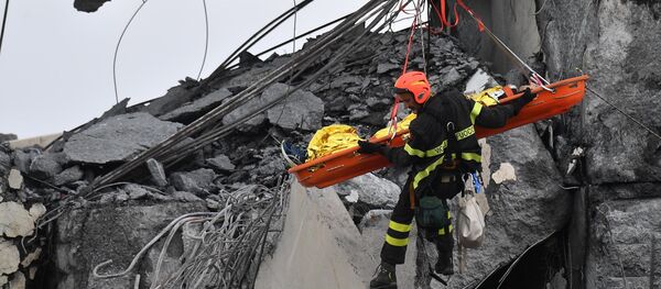 Spasioci na ruševinama nadvožnjaka u Đenovi Spasioci na ruševinama nadvožnjaka u Đenovi - Sputnik Srbija