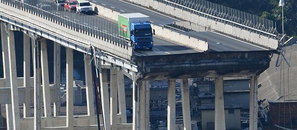 Вијадукт као да је пресечен: Возачи ових аутомобила и камиона памтиће 14. август 2018. до краја живота - Sputnik Србија