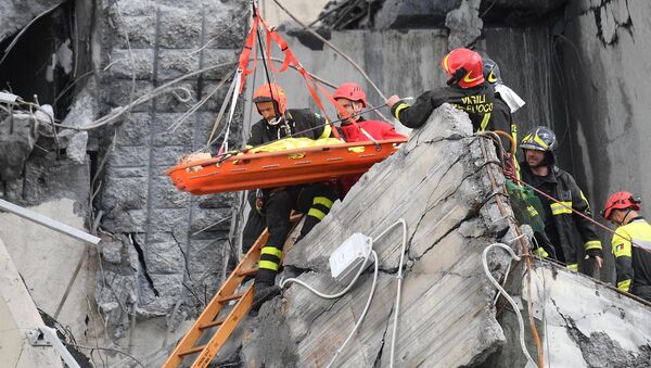 Спасиоци извлаче преживеле после пада моста у Ђенови - Sputnik Србија