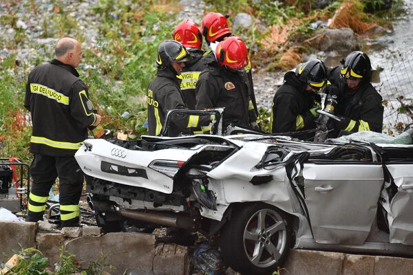 Uništen automobil posle tragedije u Đenovi Uništen automobil posle tragedije u Đenovi - Sputnik Srbija