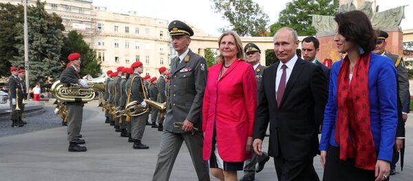 Председник Русије Владимир Путин и министар европских, интеграционих и спољних послова Аустрије Карин Кнајсл - Sputnik Србија