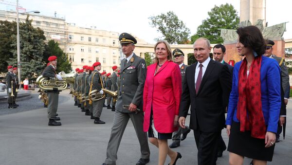 Predsednik Rusije Vladimir Putin i ministar evropskih, integracionih i spoljnih poslova Austrije Karin Knajsl - Sputnik Srbija