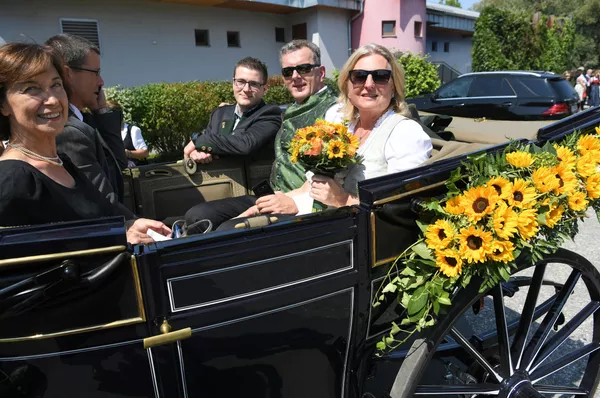 Ministarka spoljnih poslova Austrije Karin Knajsl sa suprugom Volfgangom Majlingerom na venčanju u austrijskom selu Gamlic Ministarka spoljnih poslova Austrije Karin Knajsl sa suprugom Volfgangom Majlingerom na venčanju u austrijskom selu Gamlic - Sputnik Srbija