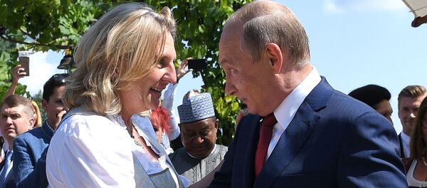 Владимир Путин танцует с главой МИДа Австрии Карин Кнайсль на ее свадьбе с Вольфгангом Майлингером Владимир Путин танцует с главой МИДа Австрии Карин Кнайсль на ее свадьбе с Вольфгангом Майлингером - Sputnik Србија