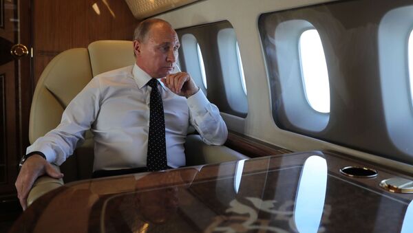 Владимир Путин у авиону - Sputnik Србија