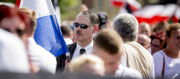 Учесник марша 600 неонациста на улицама Берлина на годишњицу смрти ратног злочинца и Хитлеровог заменика Рудолфа Хеса - Sputnik Србија