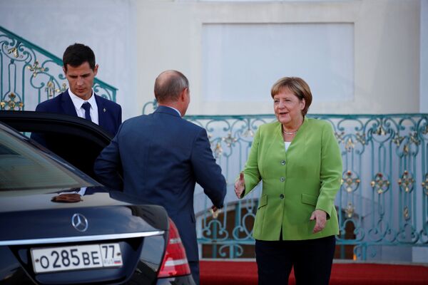 Angela Merkel dočekuje Vladimira Putina Angela Merkel dočekuje Vladimira Putina - Sputnik Srbija